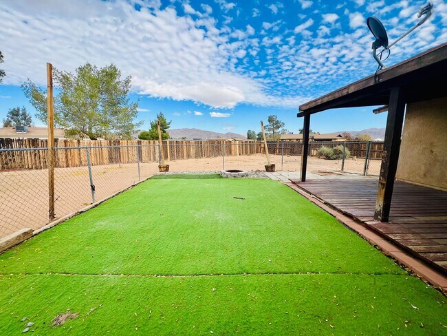 Foto del edificio - Spacious Apple Valley Home with Expansive Living Area & Flexible 4th Bedroom Option