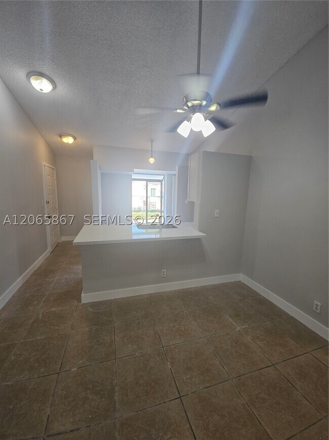 Foto del edificio - 3500 Gateway Dr