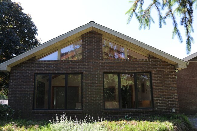 Building Photo - Stunning Brik Rancher