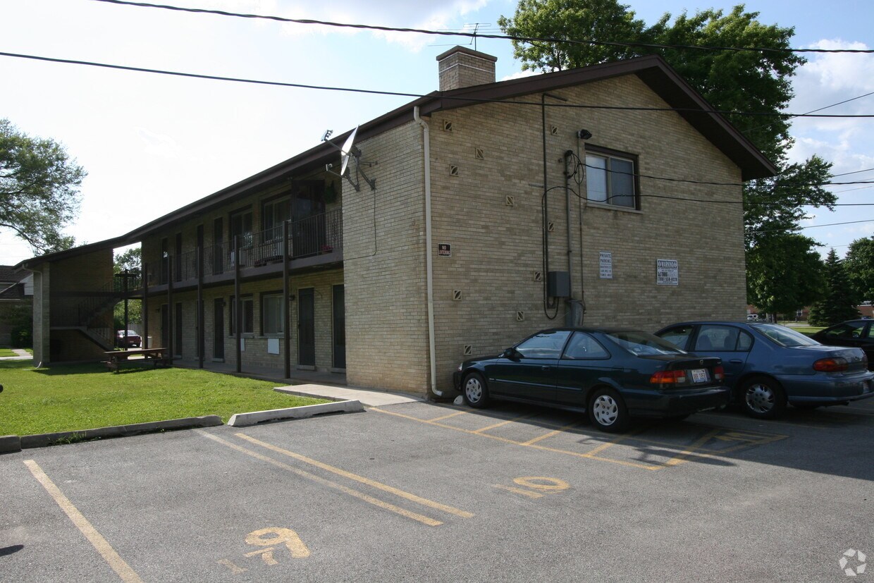 Building Photo - 147 N May St