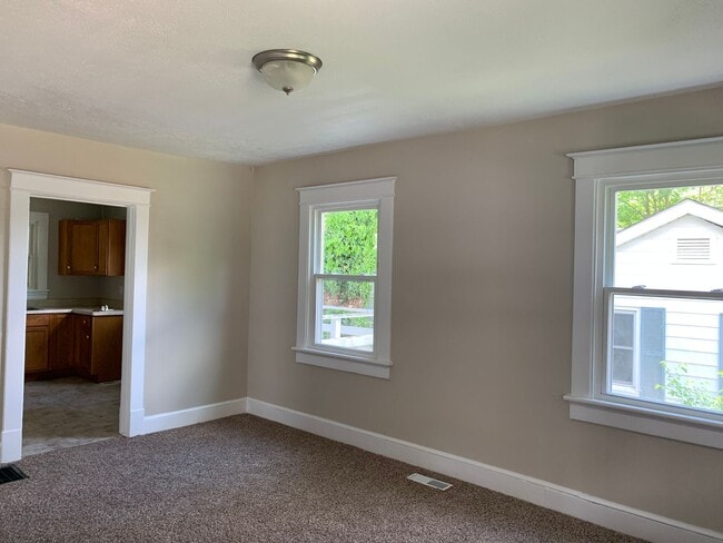 Building Photo - One Level House With Back Deck off Campbell Avenue