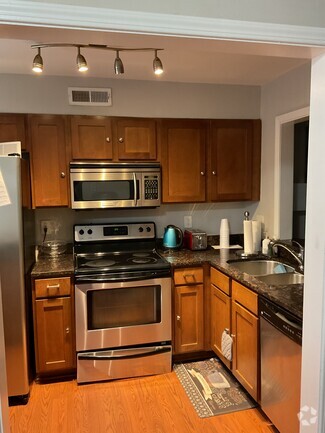 Building Photo - 1207 Green Oaks Ln