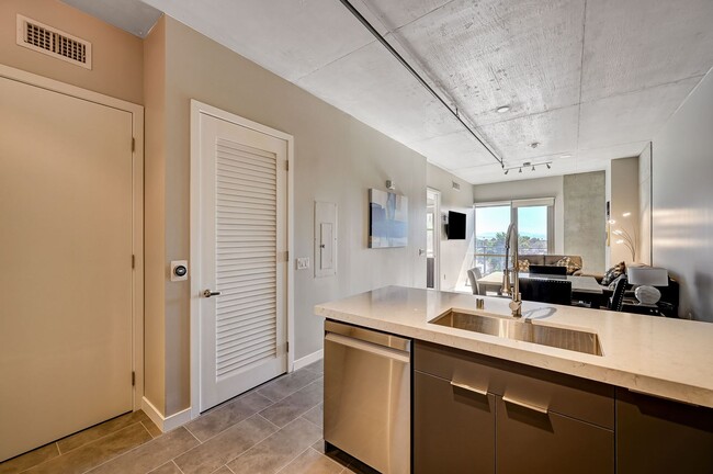 Foto del edificio - Fully Furnished 4th-Floor Condo with Stunn...