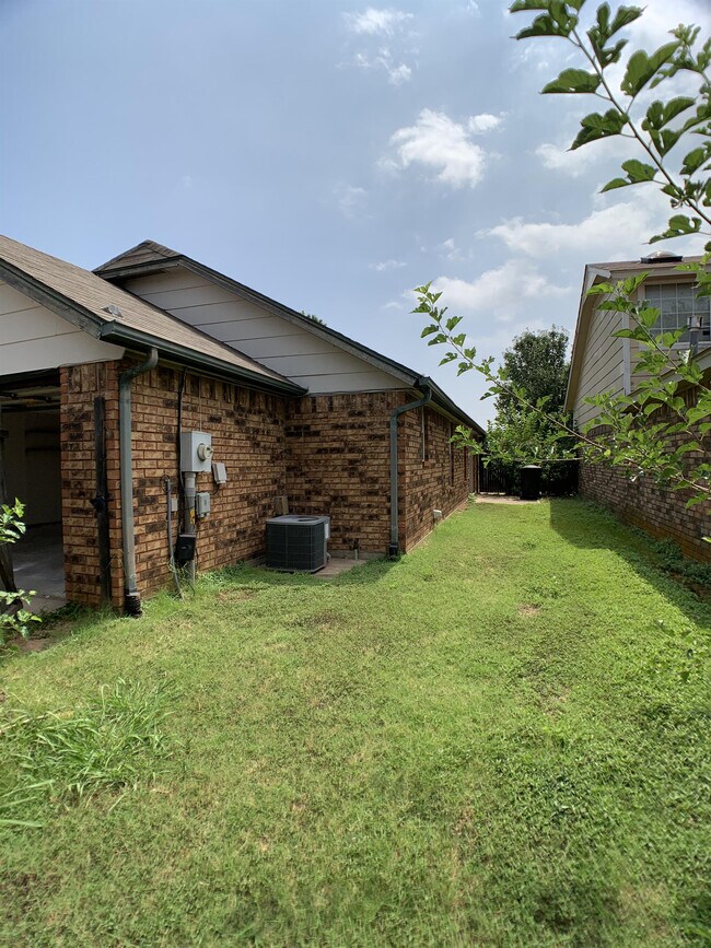 Foto del edificio - 2135 Goodrich Dr