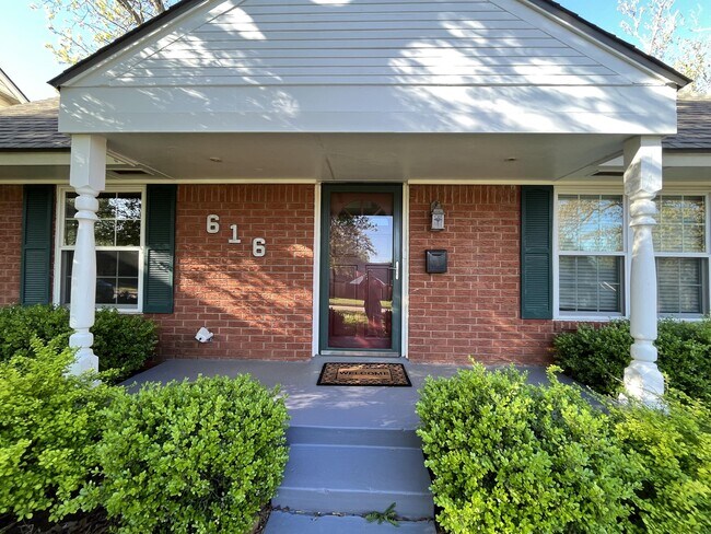Foto del edificio - 616 Belle Air Ave