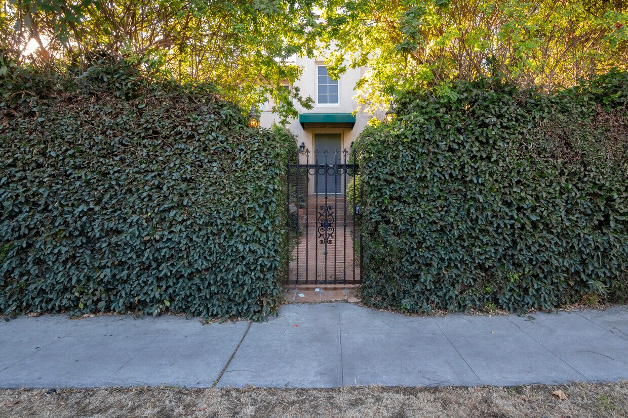 Foto principal - 321 N Croft Ave