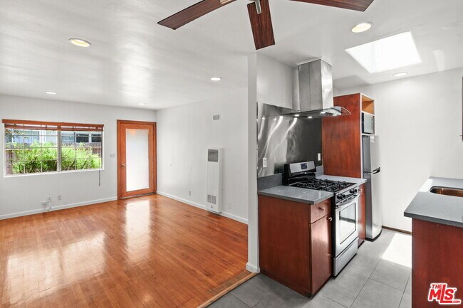 Building Photo - 1405 Ocean Park Blvd