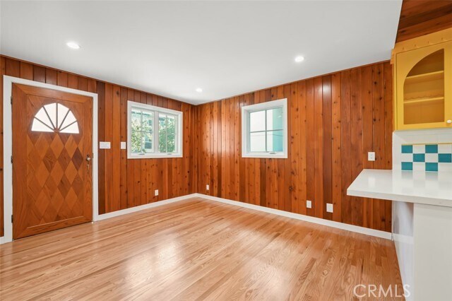 Foto del edificio - 2549 Beachwood Dr