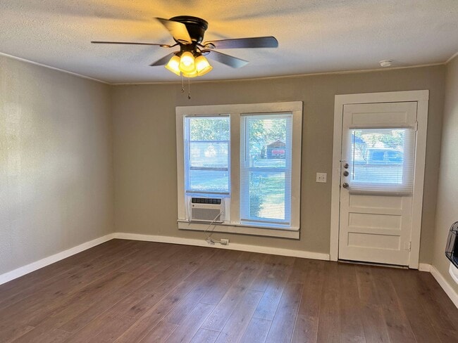 Building Photo - Quiet, 2 Bed 1 Bath Home In Burkburnett