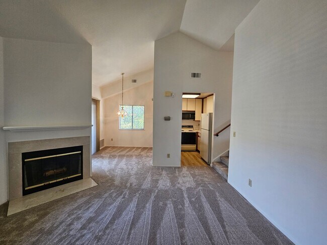 Foto del edificio - Great Location.... Gorgeous 2 Bedroom 2 Bath End Unit Condo in North San Jose