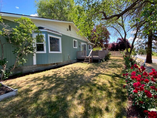 Foto del edificio - Large Home For Rent In Lyle, WA