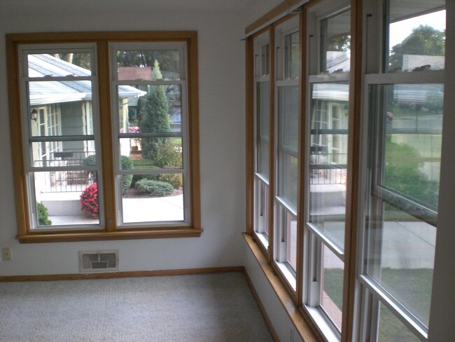 Building Photo - Enjoy Life on Lake Phalen, 3 bedroom, 2.5 ...