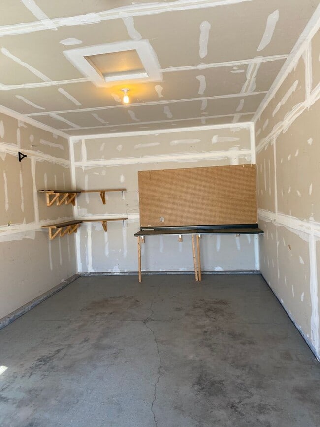 Building Photo - ~ FALL SPECIAL ~ Beautiful 3 Bedroom, 2 Ba...