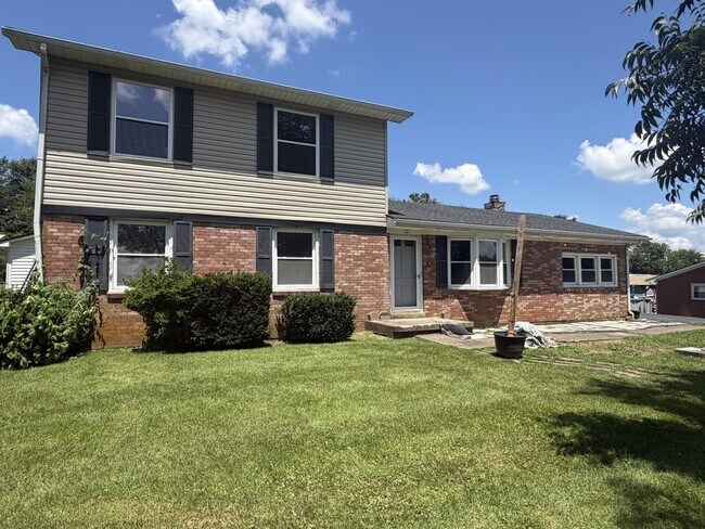 Foto del edificio - 721 Wayland Dr