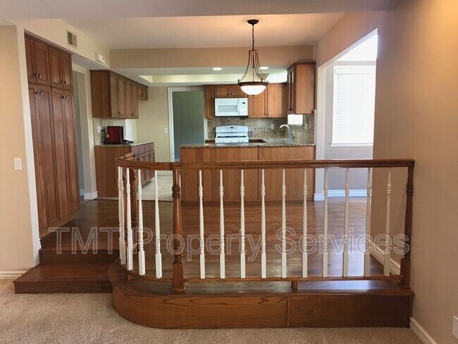 Foto del edificio - 485 Meadowbrook Dr