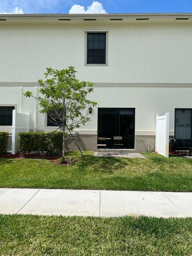 Foto del edificio - 757 SW 11th St