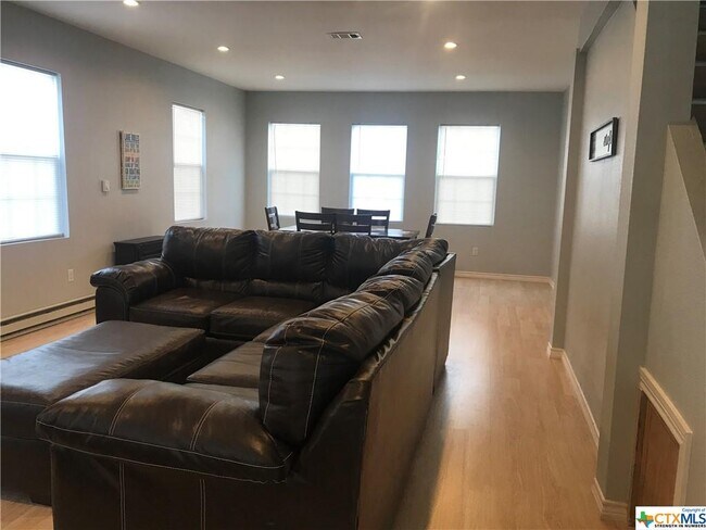 Foto del edificio - 729 Clay Ridge