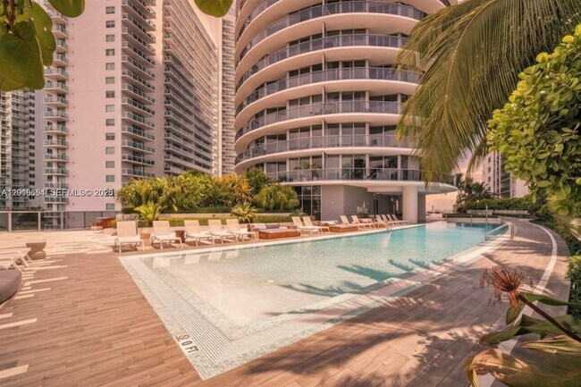 Foto del edificio - 488 NE 18th St