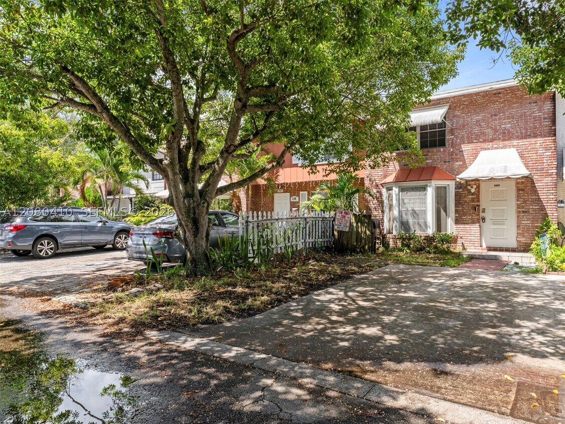 Building Photo - 3609 Townhouse Ct