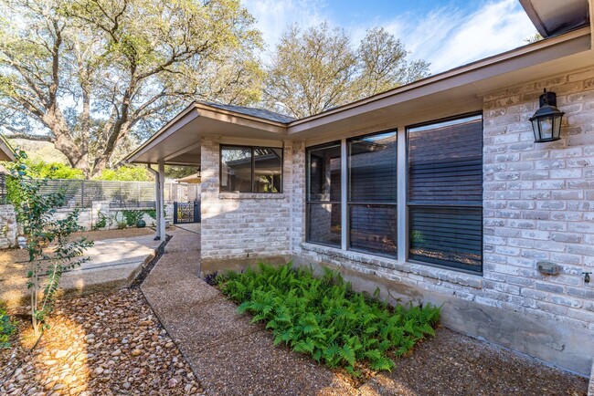 Foto del edificio - RENOVATED 2-BEDROOM IN WHISPERING OAKS