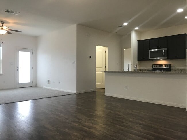 Foto del edificio - LIKE NEW 3/2 WITH SOLAR!