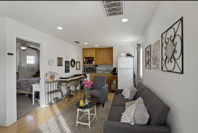 Foto del edificio - Private One Bedroom One Bath Mother-in-Law...