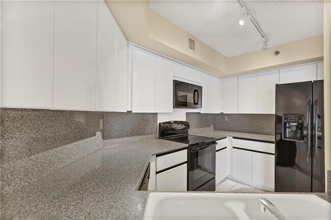 Building Photo - 6767 Collins Ave