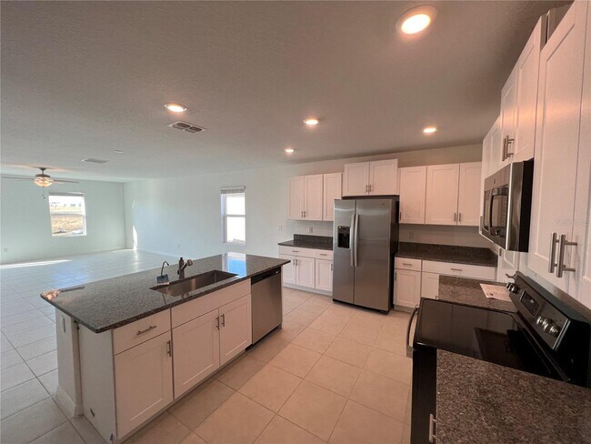 Building Photo - Stunning 5 Bed/2.5 Bath Home in Wesley Chapel with 2869 sq ft - Must See!