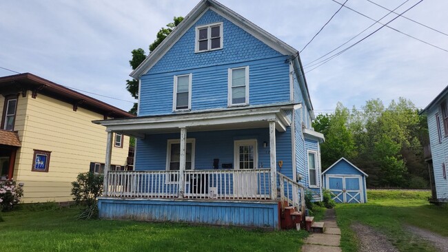 Building Photo - 172 River St