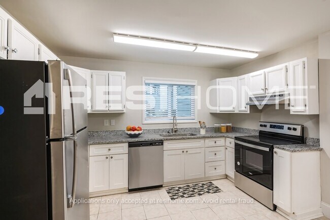 Building Photo - 428 Raintree Dr
