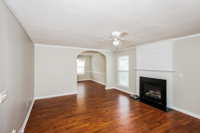 Building Photo - Charming Lexington Home
