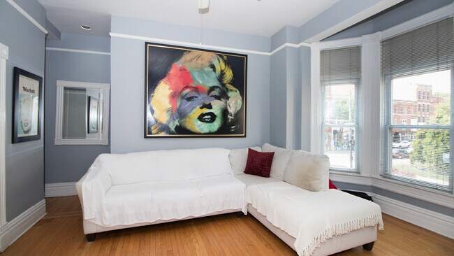 Foto del edificio - 958 W Webster Ave