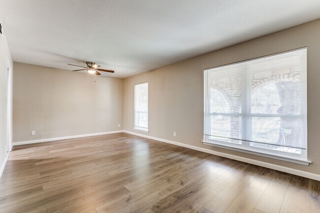 Building Photo - 10215 Charter Ridge