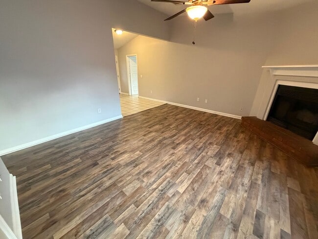 Building Photo - FOR RENT