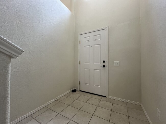 Foto del edificio - Spacious Three-Story Townhome Near Orenco Station with Attached Garage, Private Balcony, and Vaul...