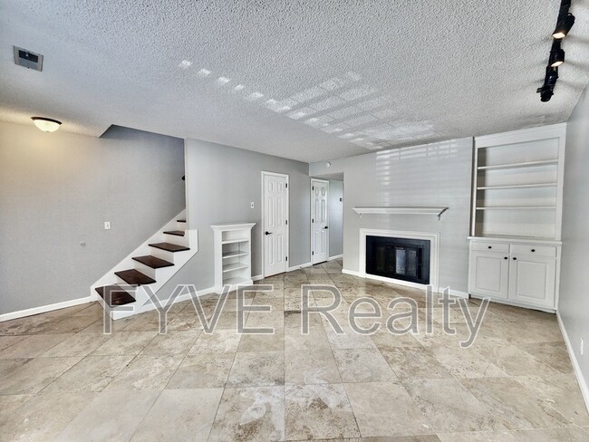 Building Photo - 737 Fox Ridge Dr