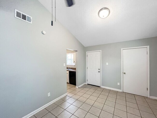 Building Photo - 1834 Southaven Cir N