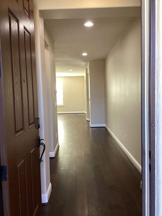 Building Photo - Beautiful Newer Rice Ranch Single Story Ho...