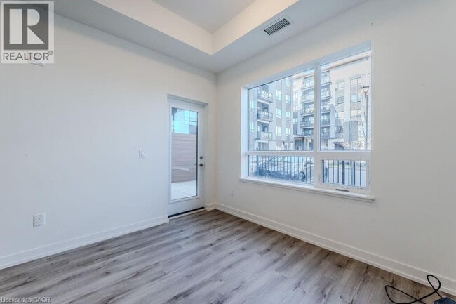 Photo du bâtiment - 251 Northfield Dr E