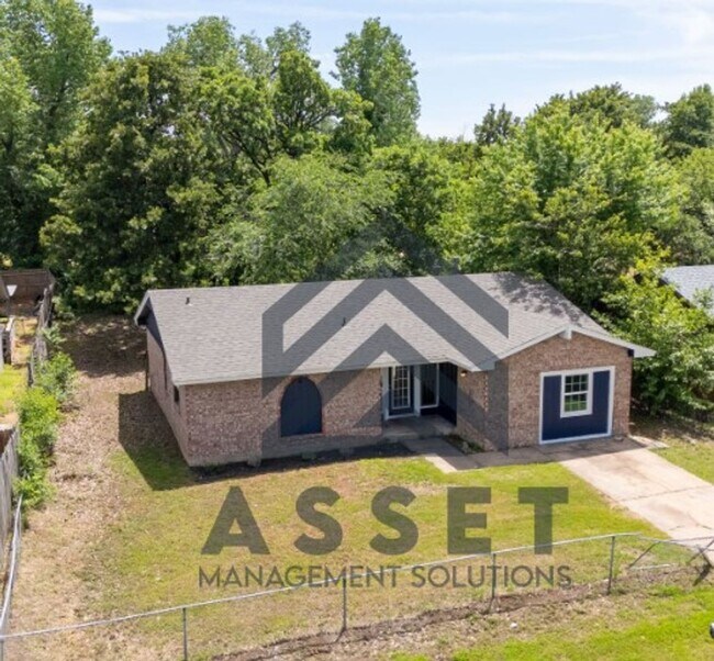 Building Photo - Cute 4 Bedroom Home