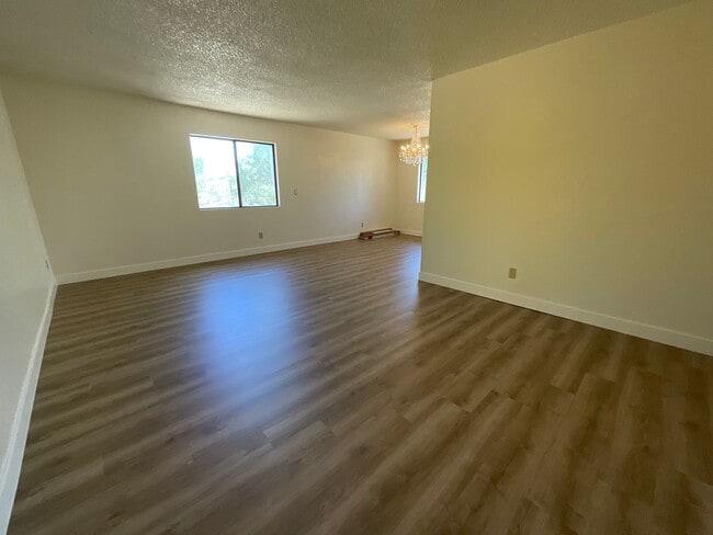Building Photo - Great Northwest location Magee & La Canada