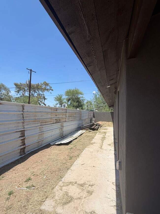 Building Photo - 3 Bedroom 2 Bath by Reid Park !