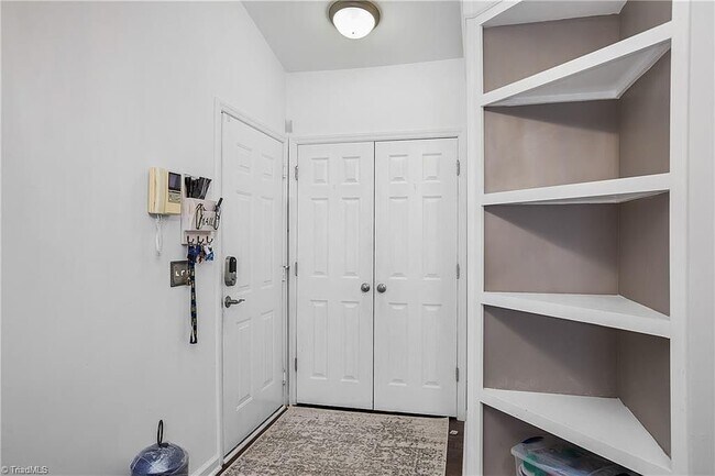 Foto del edificio - 131 Rivertree Ln