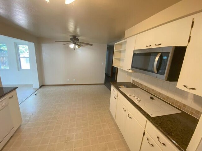 Building Photo - Wonderful Quaint Home