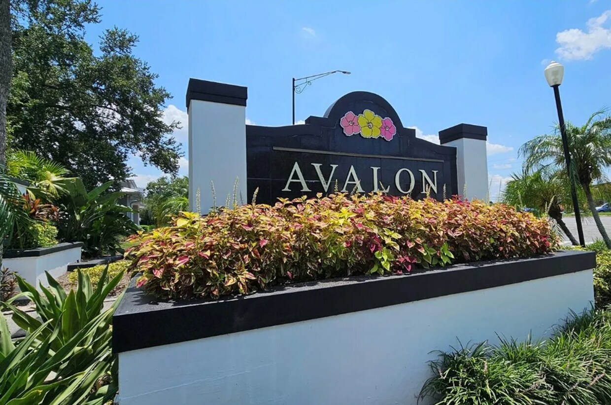 Foto principal - $1,225 |1 bedroom 1.5 bath town home style...