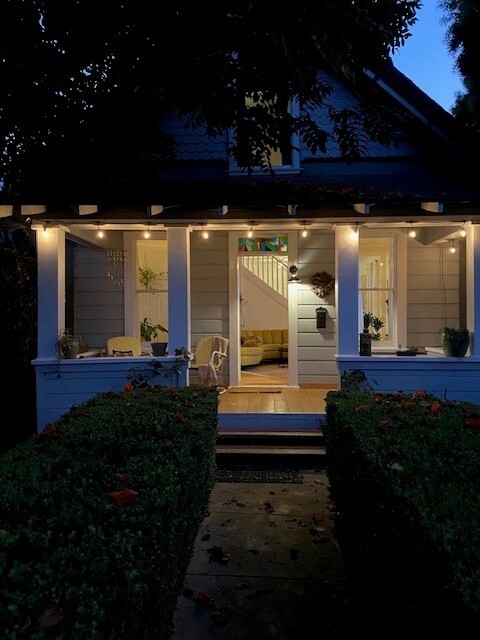 Cozy Front Porch - 1120 E Santa Clara St