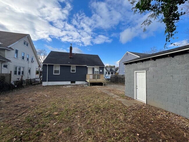 Building Photo - Newly Renovated 4 Bedroom / 2 Bathroom Woo...