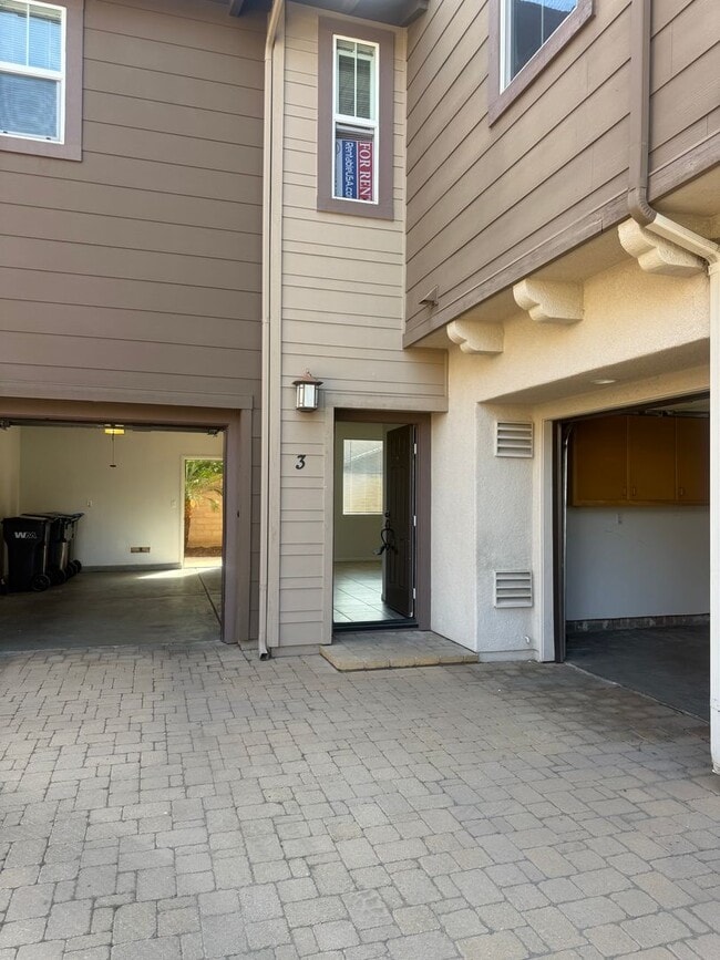Building Photo - 3 bed 2 car garage condo for rent in Murrieta