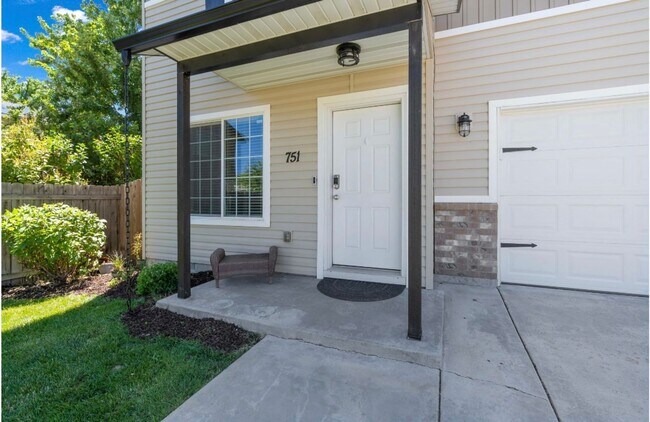 Building Photo - 5 Bed 2.5 bath TWO WEEKS FREE RENT