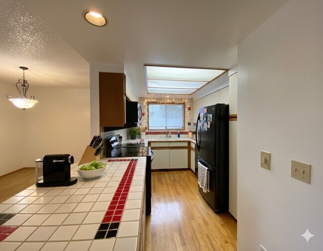 Building Photo - Amazing Value! Spacious 3 bedroom Jantzen Beach condo